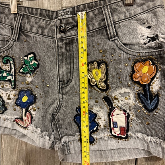 Gray Distressed Women's Shorts with Embroidered Patches - Picture 11 of 13